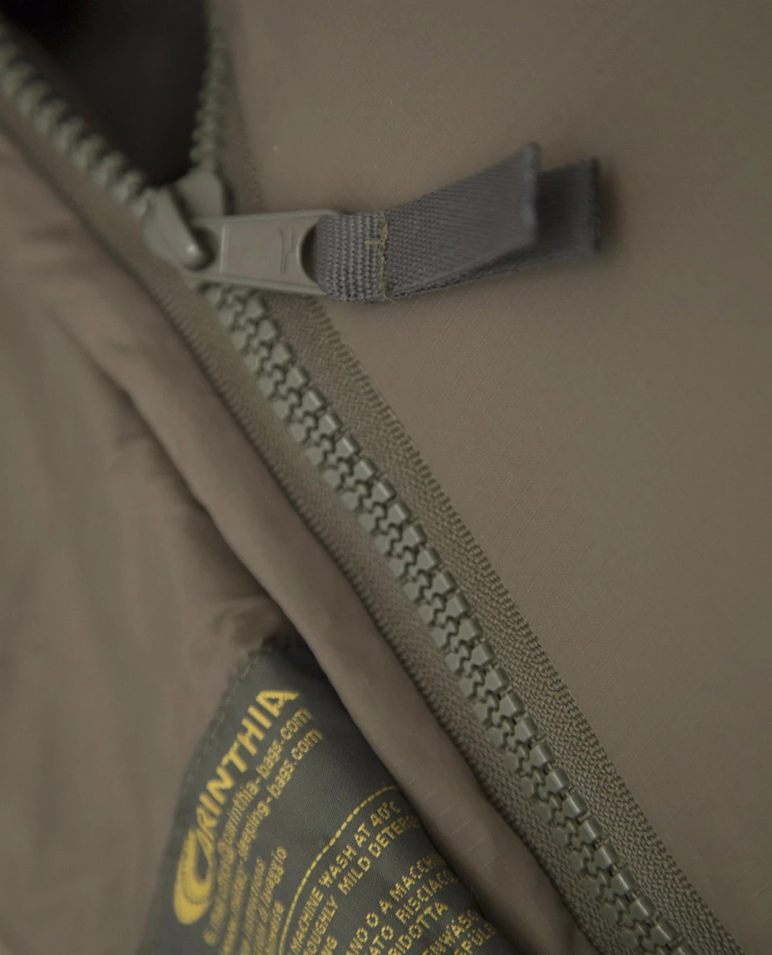 Carinthia Defence 1 Top 200 Oliv – Bild 3